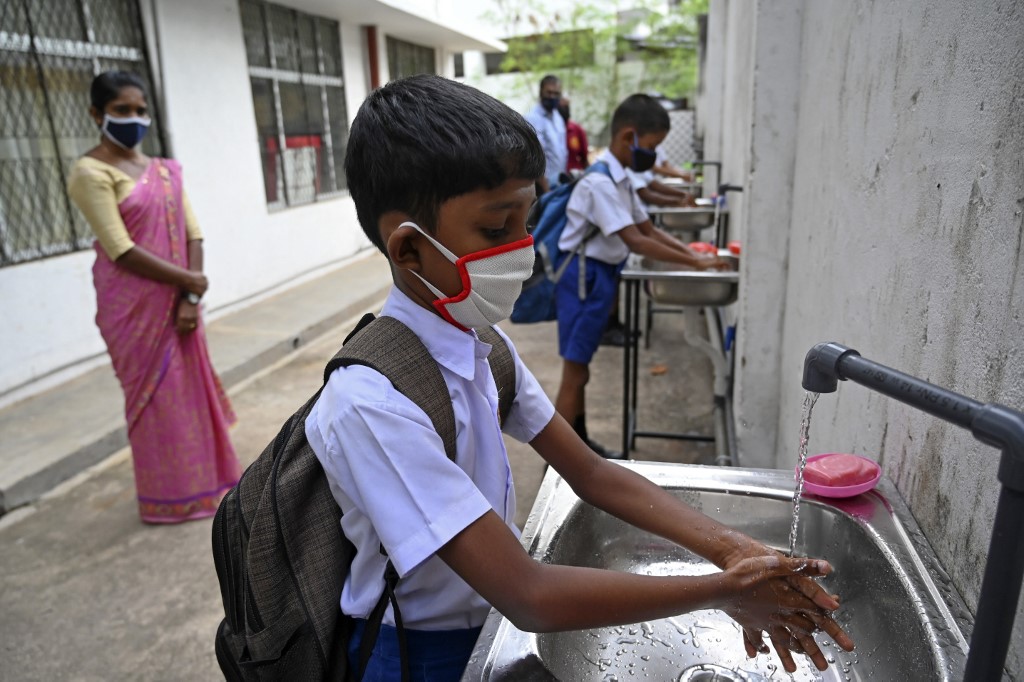 niños lavándose las manos en la escuela