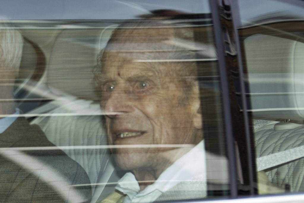 El marido de la reina Isabel II sale del hospital tras un mes ingresado