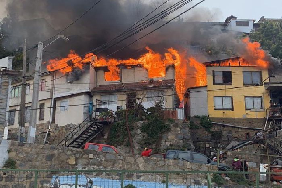 Enorme incendio en Valparaíso: Cinco casas quemadas y tres bomberos  lesionados